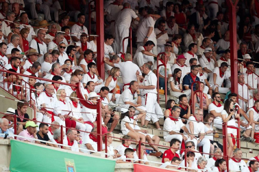 Público asistente a la Plaza de Toros de Pamplona durante la tercera corrida de la Feria del Toro 2018.