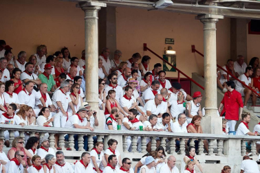 Público asistente a la Plaza de Toros de Pamplona durante la tercera corrida de la Feria del Toro 2018.