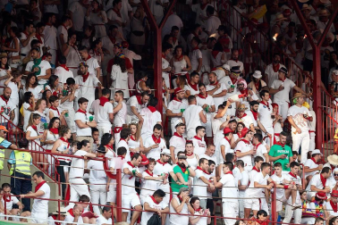 Público asistente a la Plaza de Toros de Pamplona durante la tercera corrida de la Feria del Toro 2018.