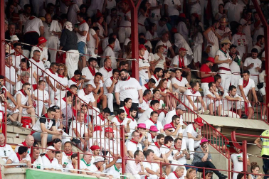 Público asistente a la Plaza de Toros de Pamplona durante la tercera corrida de la Feria del Toro 2018.