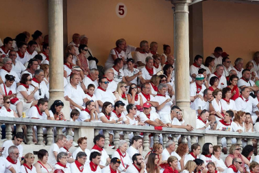 Público asistente a la Plaza de Toros de Pamplona durante la tercera corrida de la Feria del Toro 2018.
