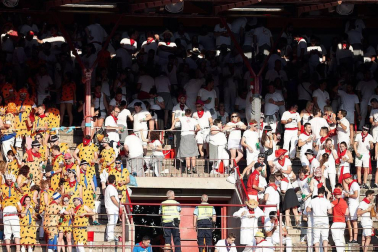 Público asistente a la Plaza de Toros de Pamplona durante la tercera corrida de la Feria del Toro 2018.