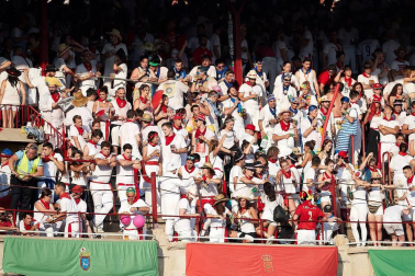 Público asistente a la Plaza de Toros de Pamplona durante la tercera corrida de la Feria del Toro 2018.