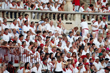 Público asistente a la Plaza de Toros de Pamplona durante la tercera corrida de la Feria del Toro 2018.
