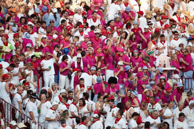 Público asistente a la Plaza de Toros de Pamplona durante la tercera corrida de la Feria del Toro 2018.