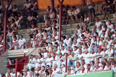 Público asistente a la Plaza de Toros de Pamplona durante la tercera corrida de la Feria del Toro 2018.