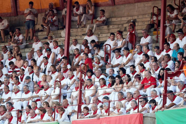 Público asistente a la Plaza de Toros de Pamplona durante la tercera corrida de la Feria del Toro 2018.