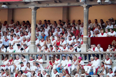 Público asistente a la Plaza de Toros de Pamplona durante la tercera corrida de la Feria del Toro 2018.