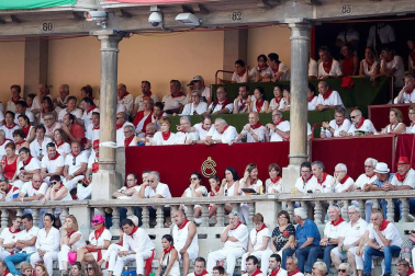 Público asistente a la Plaza de Toros de Pamplona durante la tercera corrida de la Feria del Toro 2018.