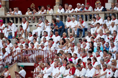 Público asistente a la Plaza de Toros de Pamplona durante la tercera corrida de la Feria del Toro 2018.