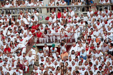 Público asistente a la Plaza de Toros de Pamplona durante la tercera corrida de la Feria del Toro 2018.