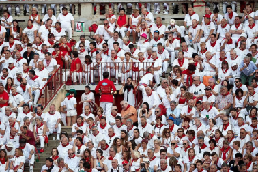 Público asistente a la Plaza de Toros de Pamplona durante la tercera corrida de la Feria del Toro 2018.