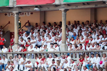 Público asistente a la Plaza de Toros de Pamplona durante la tercera corrida de la Feria del Toro 2018.