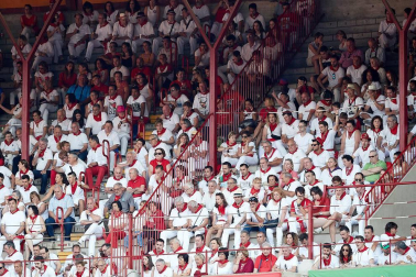 Público asistente a la Plaza de Toros de Pamplona durante la tercera corrida de la Feria del Toro 2018.