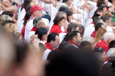 Público asistente a la Plaza de Toros de Pamplona durante la tercera corrida de la Feria del Toro 2018.