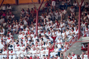 Público asistente a la Plaza de Toros de Pamplona durante la tercera corrida de la Feria del Toro 2018.