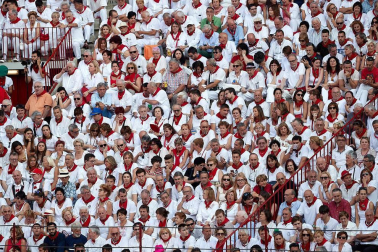 Público asistente a la Plaza de Toros de Pamplona durante la tercera corrida de la Feria del Toro 2018.