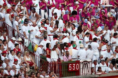 Público asistente a la Plaza de Toros de Pamplona durante la tercera corrida de la Feria del Toro 2018.