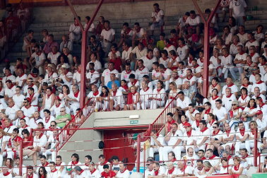 Público asistente a la Plaza de Toros de Pamplona durante la tercera corrida de la Feria del Toro 2018.