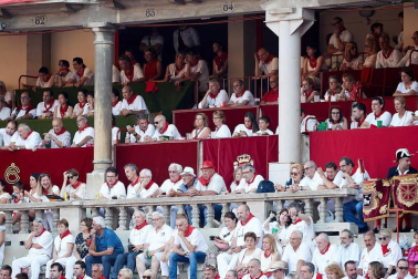 Público asistente a la Plaza de Toros de Pamplona durante la tercera corrida de la Feria del Toro 2018.