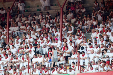 Público asistente a la Plaza de Toros de Pamplona durante la tercera corrida de la Feria del Toro 2018.