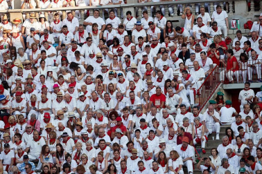 Público asistente a la Plaza de Toros de Pamplona durante la tercera corrida de la Feria del Toro 2018.