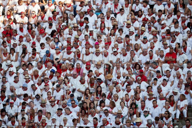 Público asistente a la Plaza de Toros de Pamplona durante la tercera corrida de la Feria del Toro 2018.