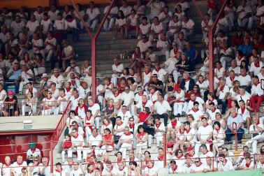 Público asistente a la Plaza de Toros de Pamplona durante la tercera corrida de la Feria del Toro 2018.