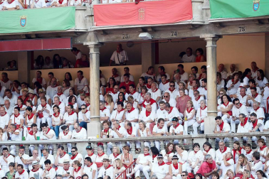 Público asistente a la Plaza de Toros de Pamplona durante la tercera corrida de la Feria del Toro 2018.