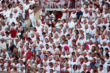 Público asistente a la Plaza de Toros de Pamplona durante la tercera corrida de la Feria del Toro 2018.