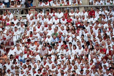 Público asistente a la Plaza de Toros de Pamplona durante la tercera corrida de la Feria del Toro 2018.