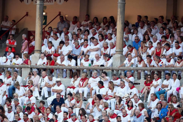 Público asistente a la Plaza de Toros de Pamplona durante la tercera corrida de la Feria del Toro 2018.