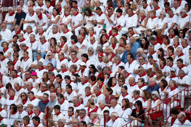 Público asistente a la Plaza de Toros de Pamplona durante la tercera corrida de la Feria del Toro 2018.