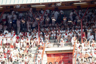 Público asistente a la Plaza de Toros de Pamplona durante la tercera corrida de la Feria del Toro 2018.