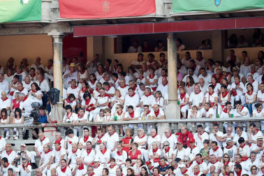 Público asistente a la Plaza de Toros de Pamplona durante la tercera corrida de la Feria del Toro 2018.