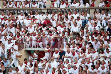 Público asistente a la Plaza de Toros de Pamplona durante la tercera corrida de la Feria del Toro 2018.