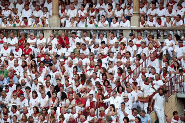Público asistente a la Plaza de Toros de Pamplona durante la tercera corrida de la Feria del Toro 2018.