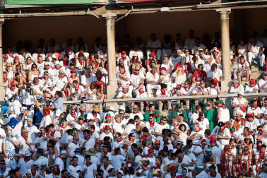 Público asistente a la Plaza de Toros de Pamplona durante la tercera corrida de la Feria del Toro 2018.
