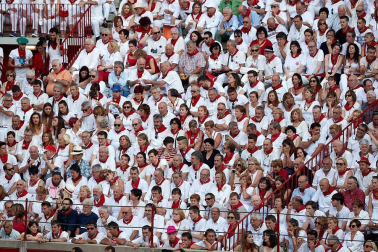 Público asistente a la Plaza de Toros de Pamplona durante la tercera corrida de la Feria del Toro 2018.