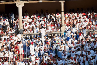 Público asistente a la Plaza de Toros de Pamplona durante la tercera corrida de la Feria del Toro 2018.