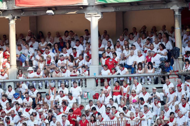 Público asistente a la Plaza de Toros de Pamplona durante la tercera corrida de la Feria del Toro 2018.