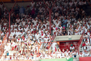 Público asistente a la Plaza de Toros de Pamplona durante la tercera corrida de la Feria del Toro 2018.