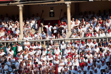 Público asistente a la Plaza de Toros de Pamplona durante la tercera corrida de la Feria del Toro 2018.