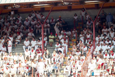 Público asistente a la Plaza de Toros de Pamplona durante la tercera corrida de la Feria del Toro 2018.