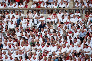 Público asistente a la Plaza de Toros de Pamplona durante la tercera corrida de la Feria del Toro 2018.