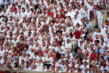 Público asistente a la Plaza de Toros de Pamplona durante la tercera corrida de la Feria del Toro 2018.