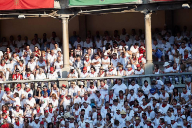Público asistente a la Plaza de Toros de Pamplona durante la tercera corrida de la Feria del Toro 2018.