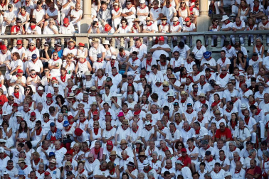 Público asistente a la Plaza de Toros de Pamplona durante la tercera corrida de la Feria del Toro 2018.