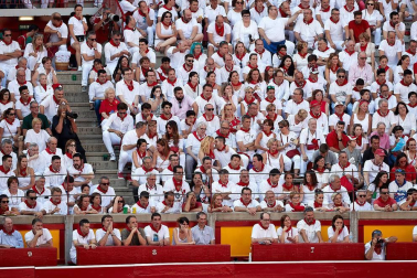 Público asistente a la Plaza de Toros de Pamplona durante la tercera corrida de la Feria del Toro 2018.