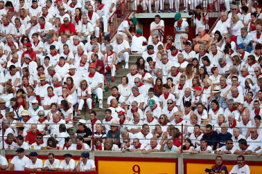 Público asistente a la Plaza de Toros de Pamplona durante la tercera corrida de la Feria del Toro 2018.